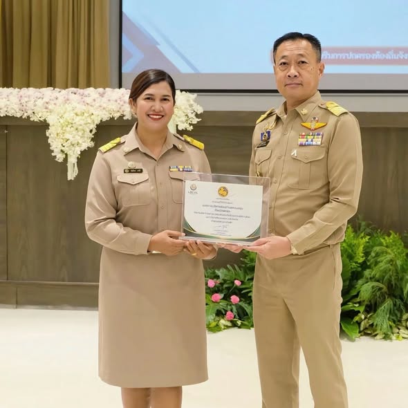 นางสมจิตร  สามี รองนายก อบต.ควนขนุน
รับรางวัลผลการปฎิบัติงานดีเด่นประจำปี2568
#ด้านศูนย์พัฒนาเด็กเล็ก 
ศูนย์วัดท่านางพรหม 
จากกรมส่งเสริมกานปกครองส่วนท้องถิ่น 
กระทรวงมหาดไทย
โดยให้จังหวัดพัทลุงจัดมอบรางวัล
ณ ห้องประชุมจังหวัดพัทลุง
#กองการศึกษา